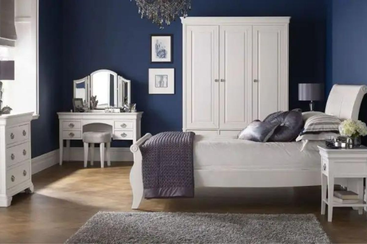 White wooden sleigh bed.