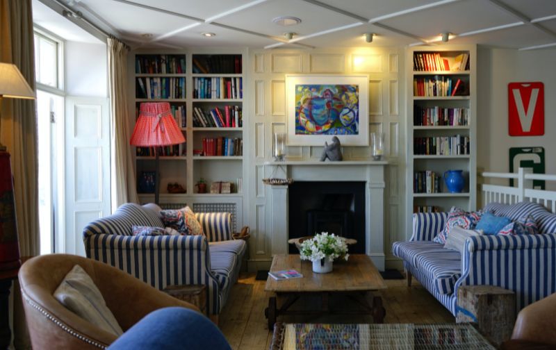 sitting room with bookshelves