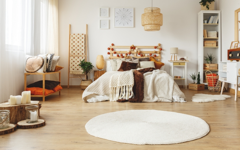 a circular rug in cream in bedroom